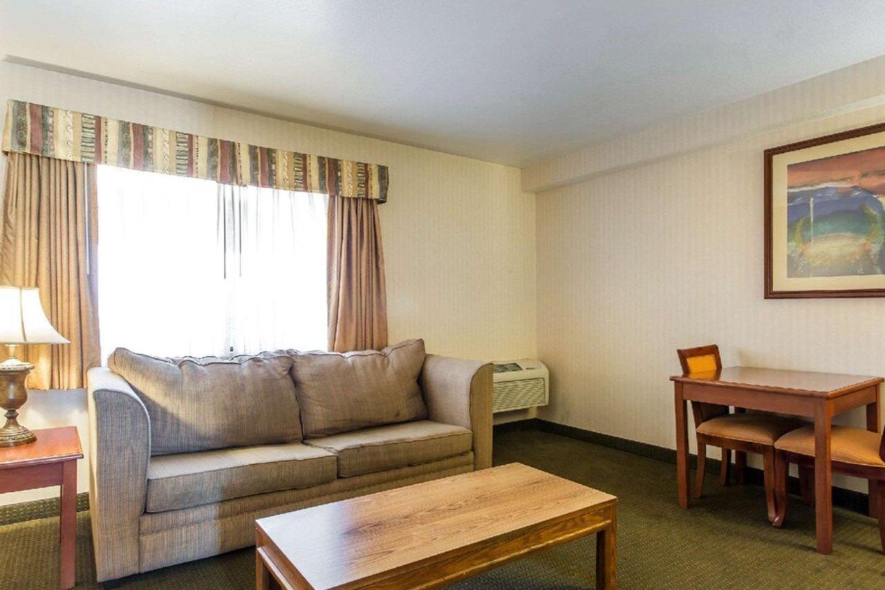 Econo Lodge Inn & Suites Riverside - Corona Exterior photo