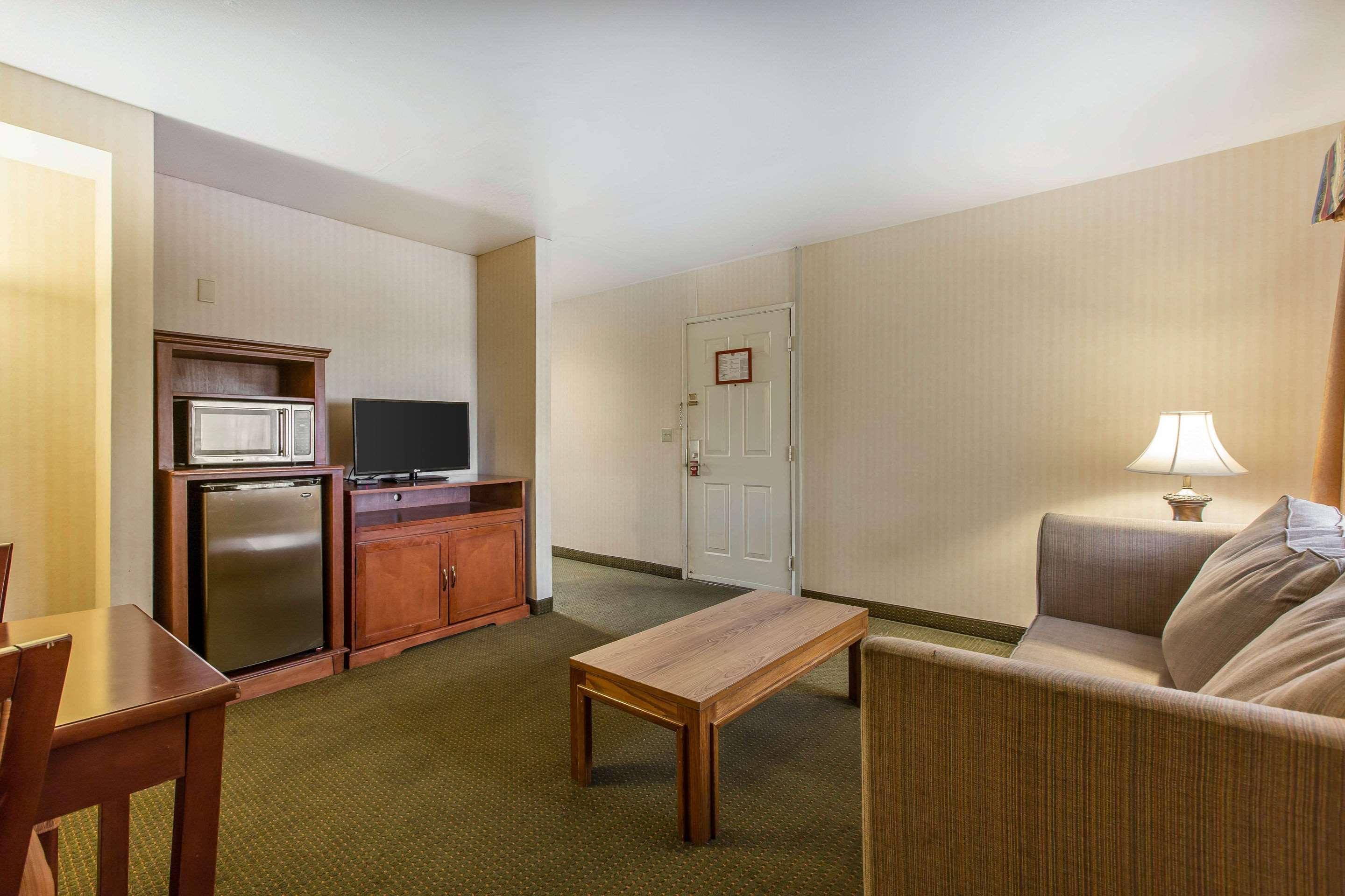 Econo Lodge Inn & Suites Riverside - Corona Exterior photo