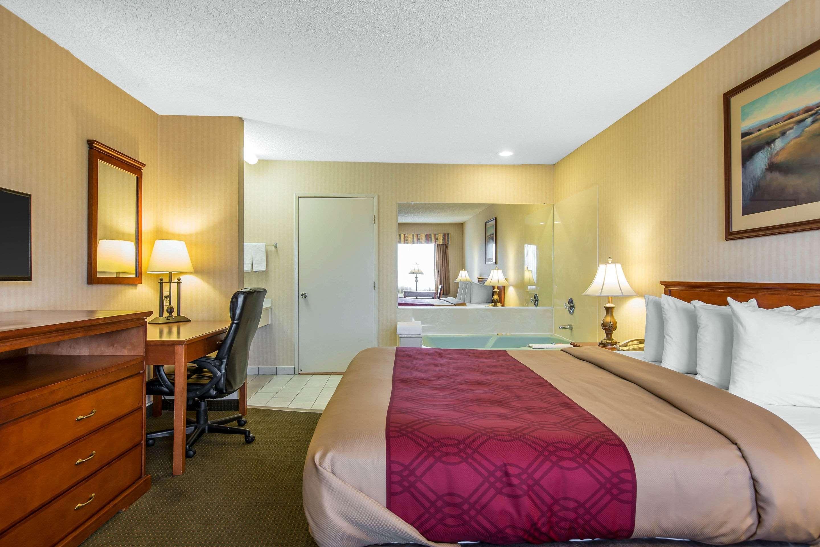 Econo Lodge Inn & Suites Riverside - Corona Exterior photo