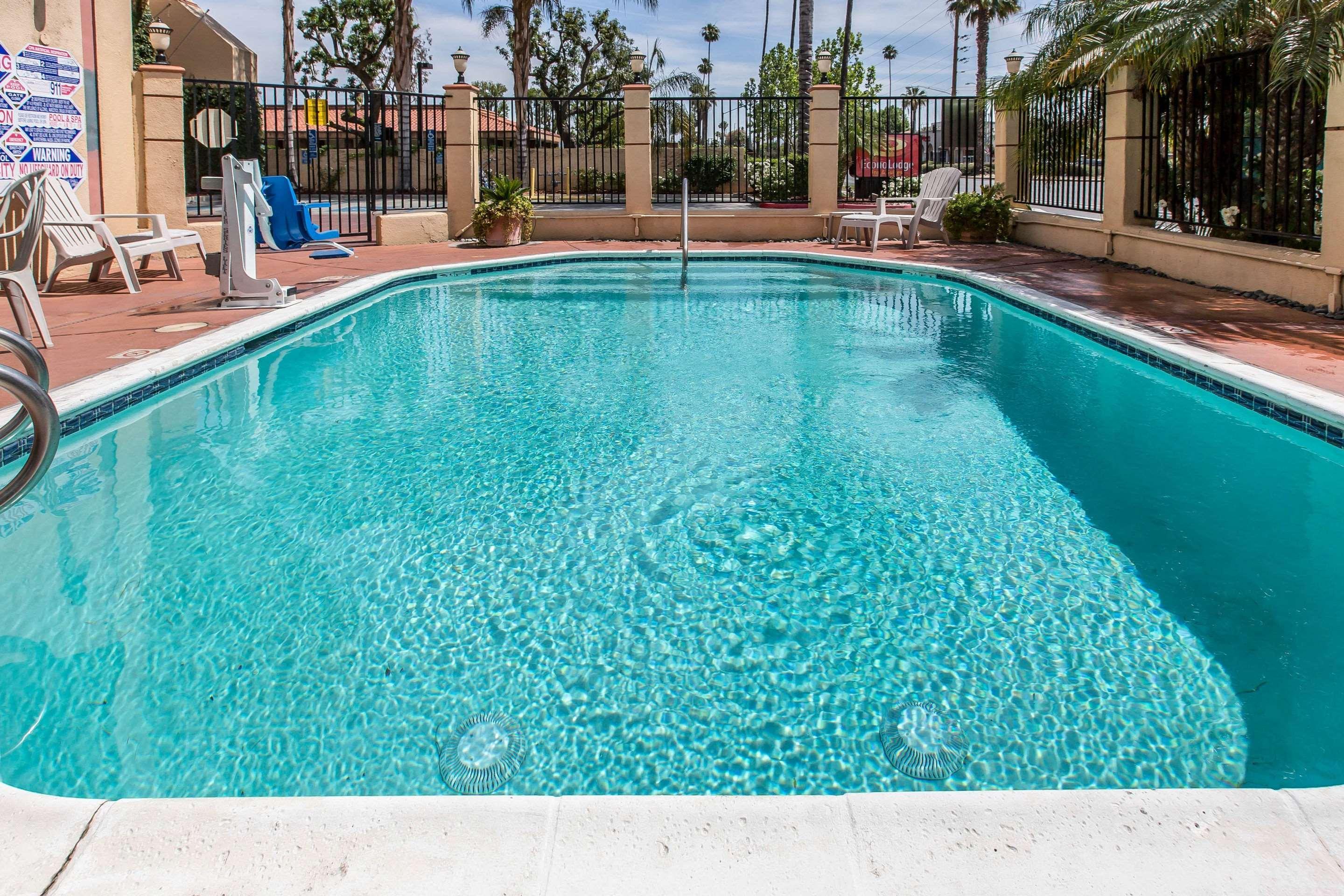 Econo Lodge Inn & Suites Riverside - Corona Exterior photo