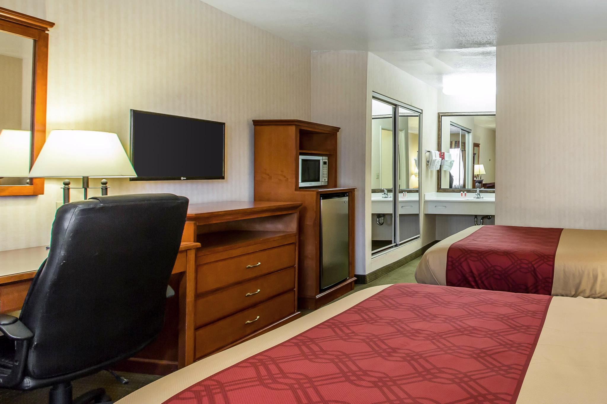 Econo Lodge Inn & Suites Riverside - Corona Exterior photo